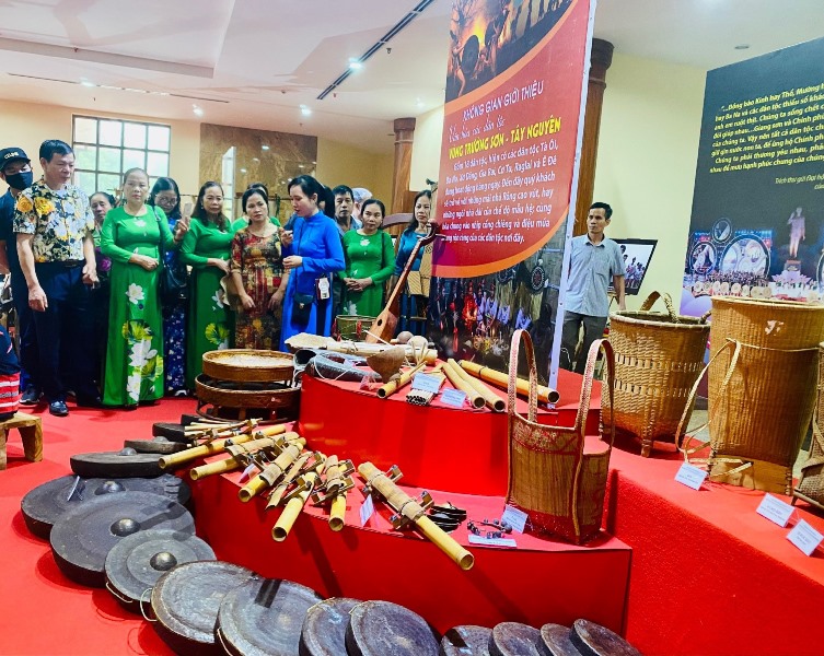 Trưng bày các hiện vật văn hoá gắn với đời sống sinh hoạt của các dân tộc sinh sống tại Đắk Lắk